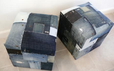 Recouvrir des vieux poufs avec des chutes de jean. Poufs