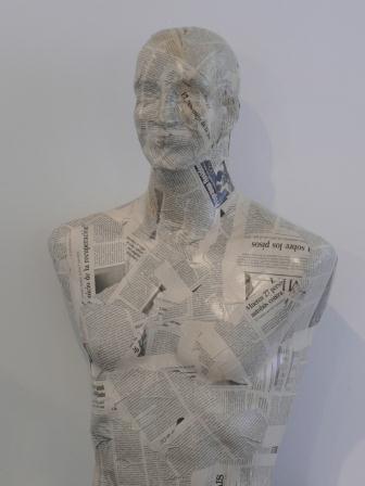 Recycler un buste vieillissant en collant du papier journal. Vitrifiez-le pour faciliter son entretien. Buste de mannequin