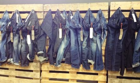 Utiliser deux palettes fixées l'une sur l'autre pour présenter vos pantalons ou faire des silhouettes Présenter des pantalons