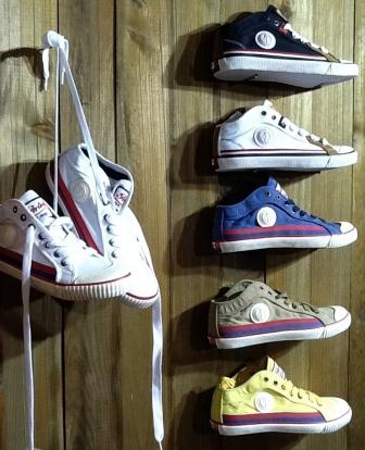 Présenter vos chaussures sur un mur de lambris. Lambris