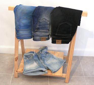 Utiliser un tréteau et des chutes de parquet pour présenter des jeans. Tréteau