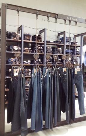 Mobilier industriel pour présenter des jeans. Esprit industriel