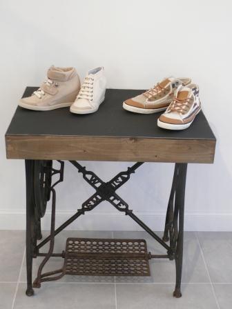 Réaliser une table à partir d'un pied de machine à coudre. Table de présentation