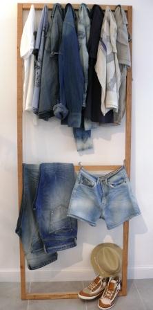 5 tasseaux et 8 vis anti-fendage pour présenter des silhouettes. Tasseaux