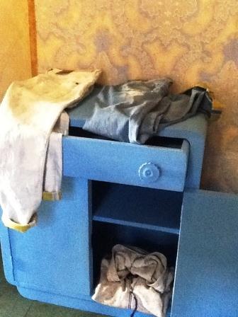 Relooker une commode trouvée chez Emmaüs pour présenter quelques articles. Commode