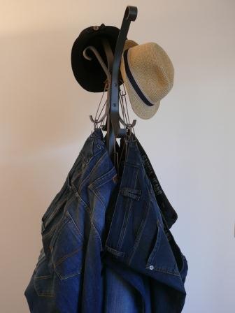 Utiliser un perroquet pour suspendre des pantalons et de accrocher les chapeaux, chèches, ... Perroquet